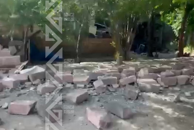 Güclü külək yataqxananın yaxınlığında divarı aşırıb