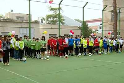 Məktəblərin birində minifutbol yarışı başlanılıb