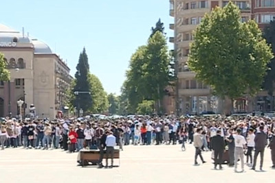 Tələbələr fləşmob edərək Yer kürəsinin şəklini canlandırıblar