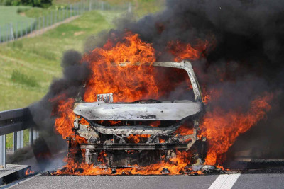 "Mercedes" markalı minik avtomobili alışıb