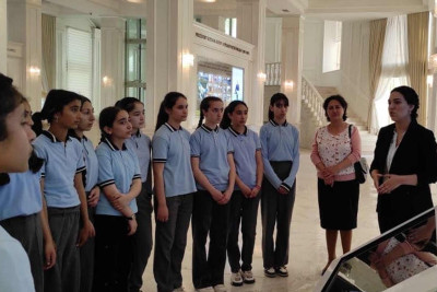 Məktəblilər və körpələr Heydər Əliyev Mərkəzinə ekskursiyaya yollanıblar