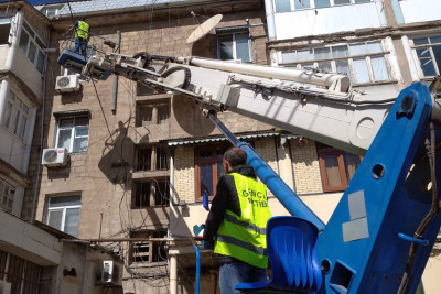 Yağışın yararsız hala saldığı dam örtükləri təmir olunur