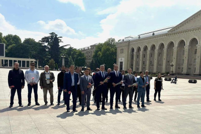 Ümummilli liderin mərkəzi meydandakı abidəsi ziyarət olunub