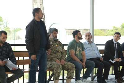 Şəhər rəhbəri açıq havada sakinlərlə görüşüb