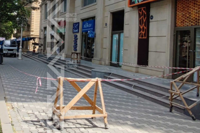 Onmərtəbəli binanın fasadından aqlay parçaları tökülür