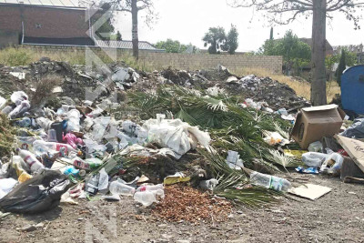 Şəhərin iki küçəsində tullantılar qutuya yox, yerə atılır