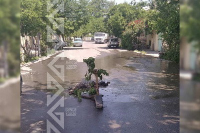 Küçələrin birində kanalizasiya quyusu daşır