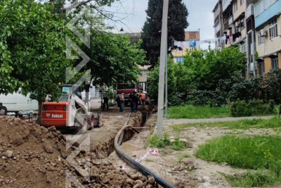 Şota Rustaveli küçəsinə yeni su və kanalizasiya boruları çəkilir
