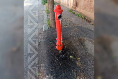 Şəhərdə yanğınsöndürən hidrantdan su axır