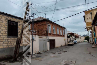 Bir sıra küçələrdə dirəklər qəzalı vəziyyətdədir