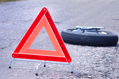 Motosikletçi divara çarpılıb