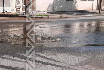 Küçələrin birində kanalizasiya quyusu daşır