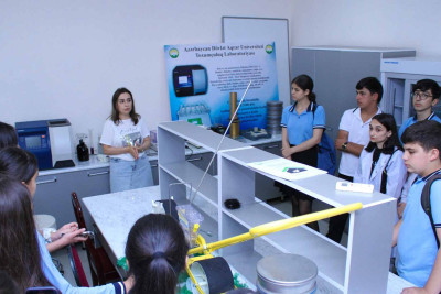 Şagirdlər ADAU-ya ekskursiyaya gediblər