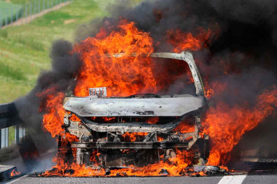 Şəhər ərazisində avtomobil yanıb