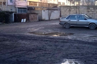 Sakinlər yollarının asfaltsız olmasından əziyyət çəkirlər