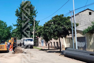 Küçələrin birinə su və kanalizasiya sistemləri çəkilir