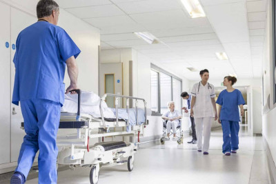 Gənc oğlan benzinlə dolu qabı yandırıb, insanların üstünə atıb