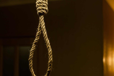 İki uşaq anası özünü asıb