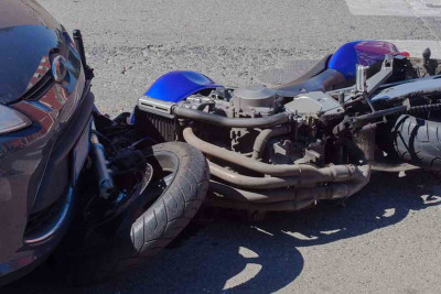 Minik avtomobili ilə motosiklet toqquşub