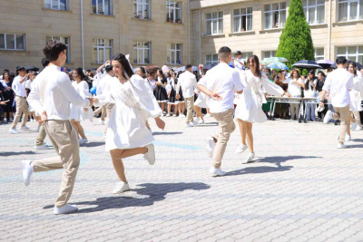 Bu gün məktəblərdə son zəng çalınıb
