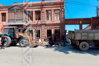 Tarixi binanın fasadına vurulmuş reklam lövhələri sökülüb