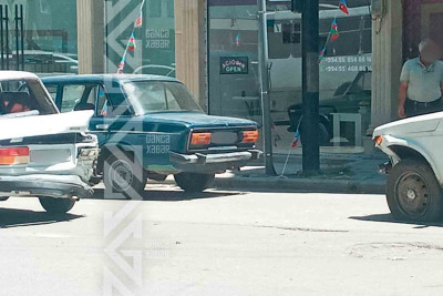 Kəsişmələrin birində iki avtomobil toqquşub