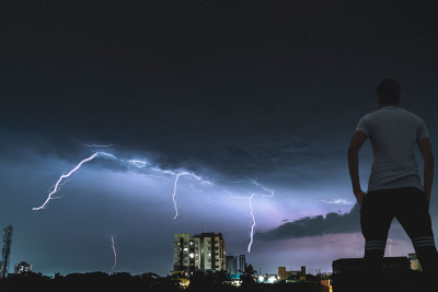 24 yaşlı oğlanı ildırım vurub