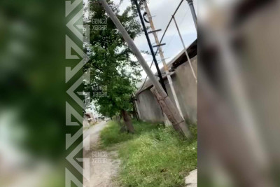 Bir sıra küçələrdə dirəklər qəzalı vəziyyətdədir