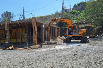 İki küçənin kəsişməsində qanunsuz tikinti aşkarlanıb