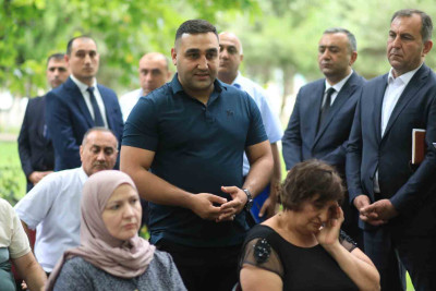 Şəhər başçısı sakinlərin müraciətlərini dinləyib