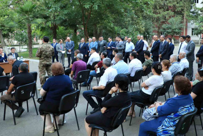 Şəhər rəhbəri sakinlərin müraciətlərini dinləyib