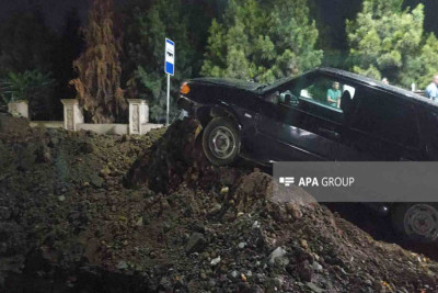 "VAZ-21015" markalı maşın torpaq təpəyə çarpılıb