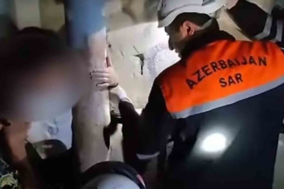 9 yaşlı uşağın ayağı binanın divarı ilə metal boru arasında qalıb