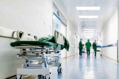 1 nəfərin barmağı avtomobilin şüşəsilənində sıxışıb qalıb