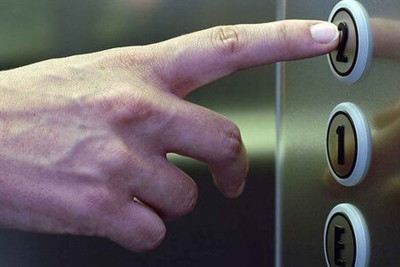 İki nəfər liftdə köməksiz vəziyyətdə qalıb