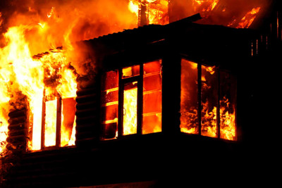 İkimərtəbəli yaşayış binasında yanğın olub