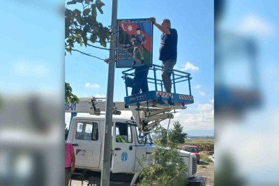 Güclü küləyin yararsız hala saldığı şəhid plakatları bərpa olunub