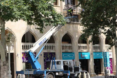 Binaların yararsız hala düşmüş dam örtükləri yenilənir