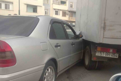 Minik avtomobili yük maşını ilə toqquşub