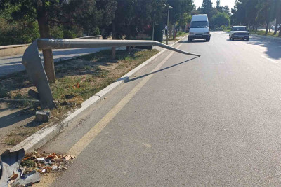 Avtomobil ağaca, daha sonra dirəyə çarpılıb