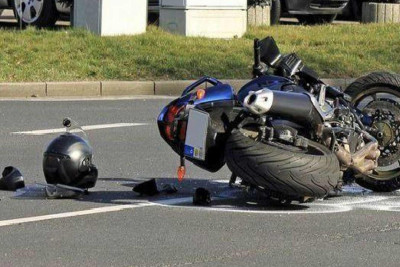 Motosikletçi “parkovşik”i vurub