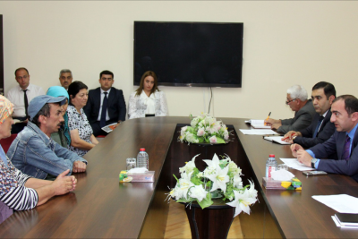 Daşkəsən rayon başçısı sakinlərin müraciətlərini dinləyib