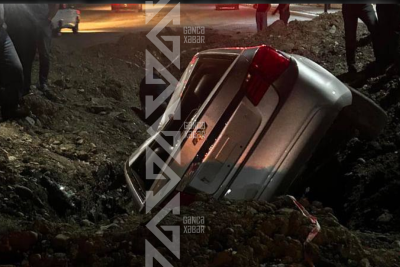 Hərəkətdə olan avtomobil yolun qazılmış hissəsinə düşüb