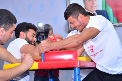 Qol güləşi turniri: gənclər qızıl uğrunda mübarizə aparıblar