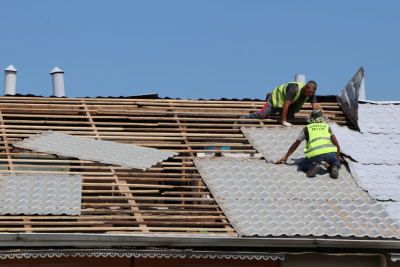 Dam örtüyü yararsız hala düşən evlərdə təmir işləri aparılır