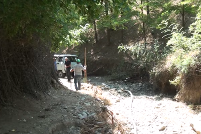 Sel suları kəndin yollarını yuyub aparıb