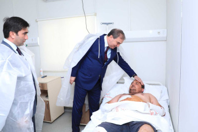 Niyazi Bayramov Vətən müharibəsi veteranına xəstəxanada baş çəkib