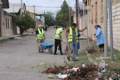 Yağışın yaratdığı palçıq və toz kütləsi yollardan təmizlənir