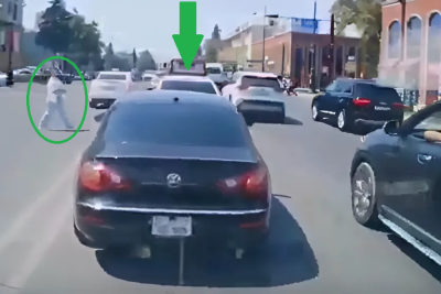 Gəncədə qadın sürücü maşını yolun ortasında saxlayıb mağazaya gedib