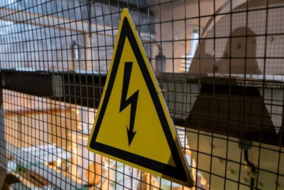 Üç nəfəri elektrik cərəyanı vuraraq ÖLDÜRDÜ